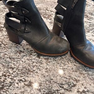 Sorel Black Cutout Heel Ankle Booties